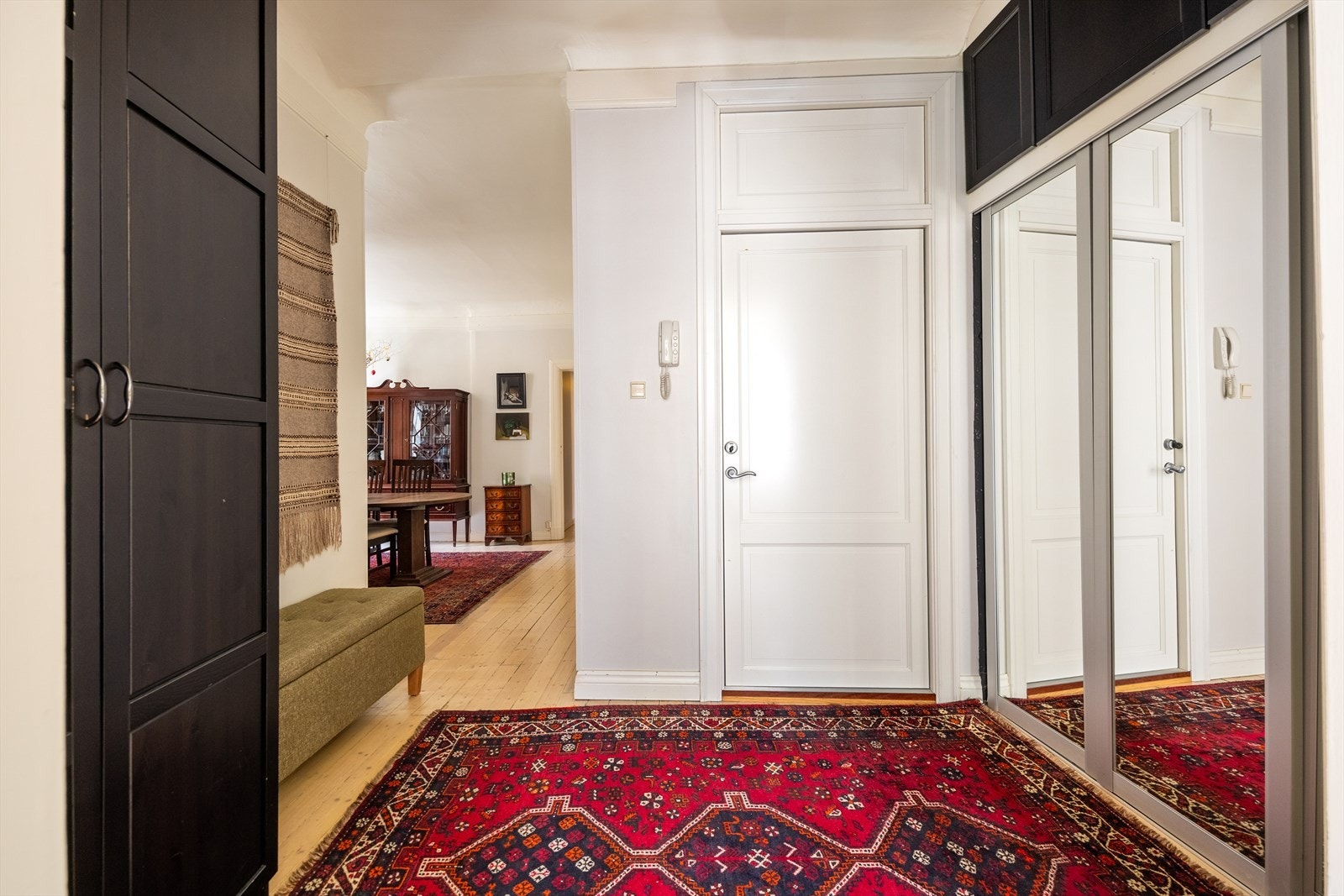 Det er porttelefon. Praktisk innebygd skyvedørsgarderobe med speilfronter Galleribilde