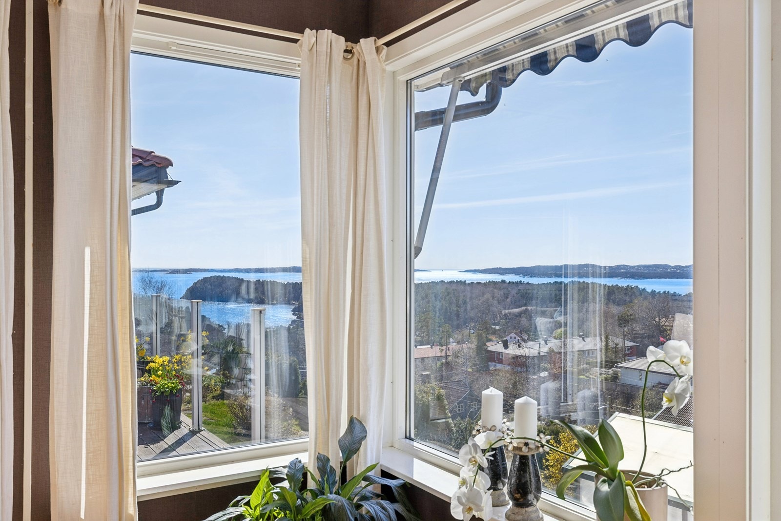 Vinduene i boligen er skiftet i perioden 2008-2016 og rammer inn den flotte utsikten. Galleribilde