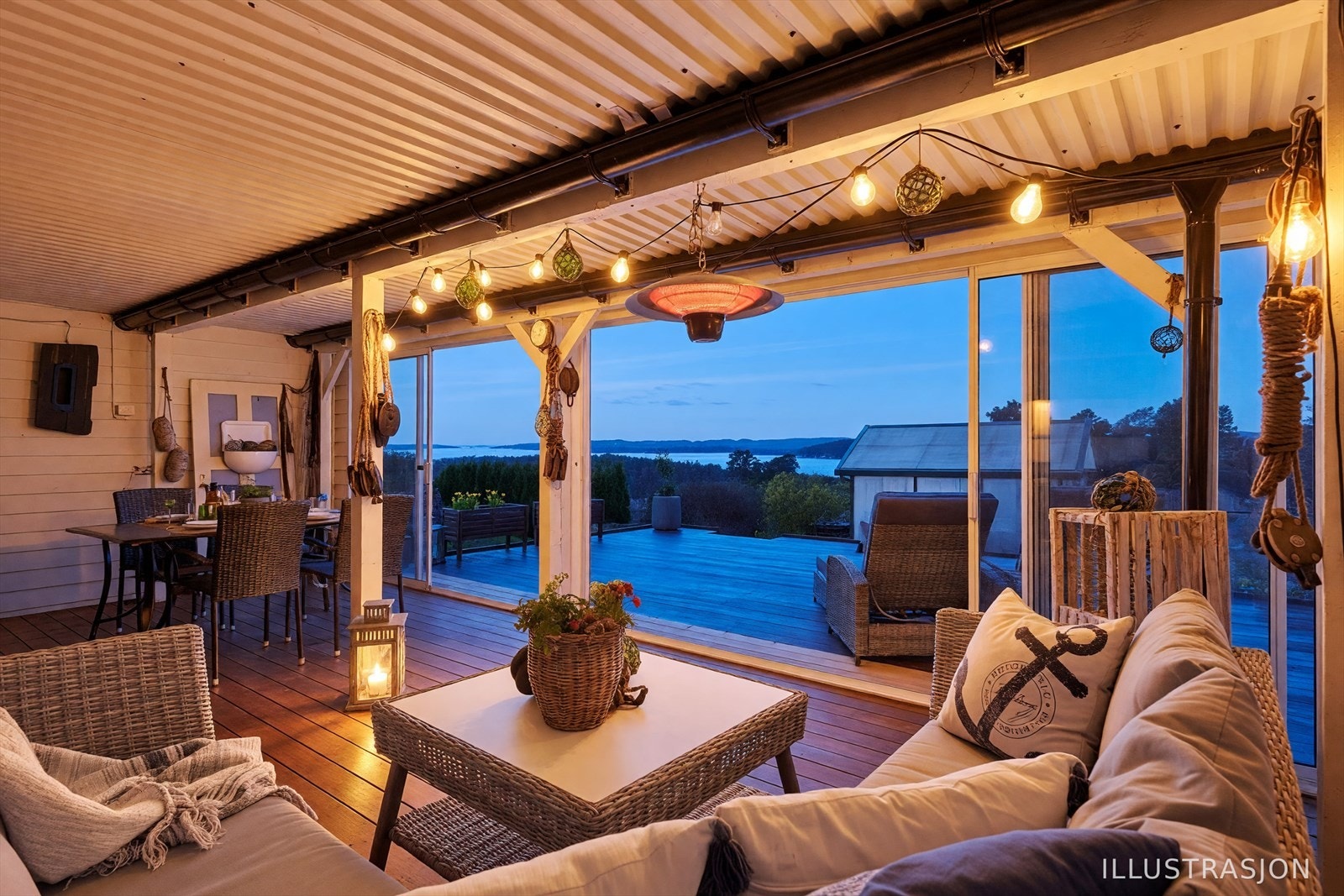 Den innglassede terrassen på 32 m² fungerer som en ekstra stue og forlenger utendørssesongen betraktelig. Innglassing av terrasse er ikke omsøkt/godkjent. Galleribilde