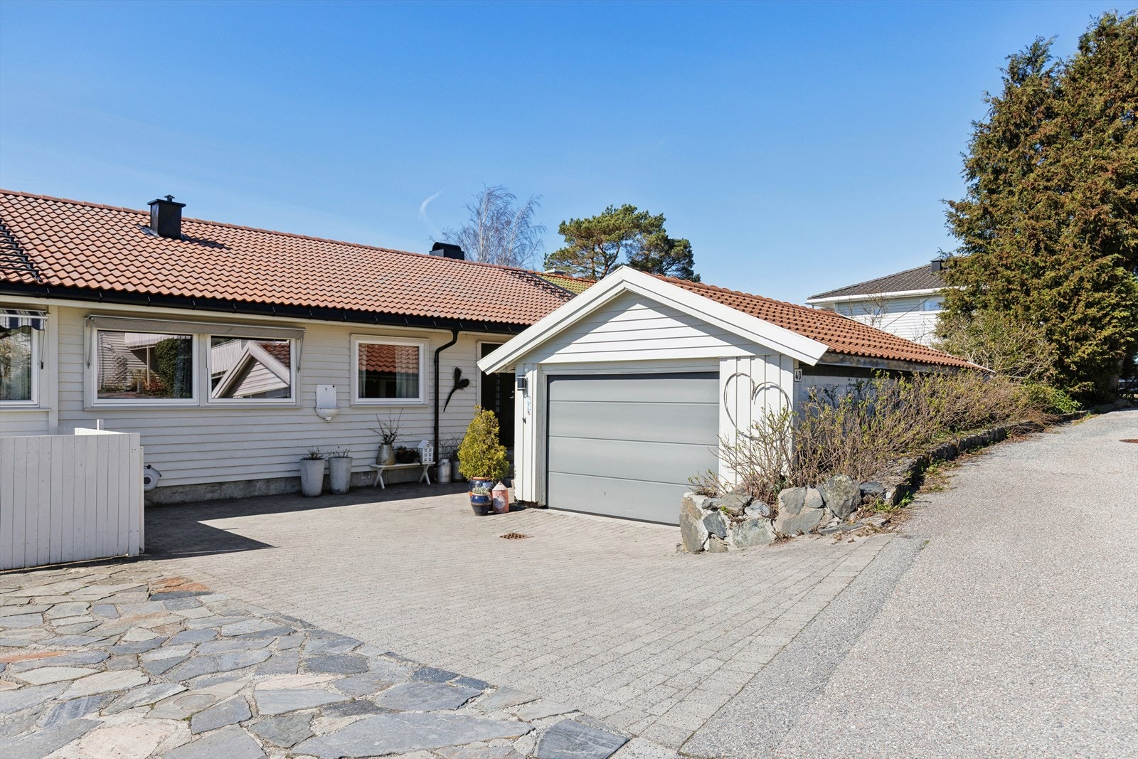 I tillegg til den frittstående garasjen medfølger en garasjeplass i rekke. Gode parkeringsmuligheter på egen tomt. Galleribilde