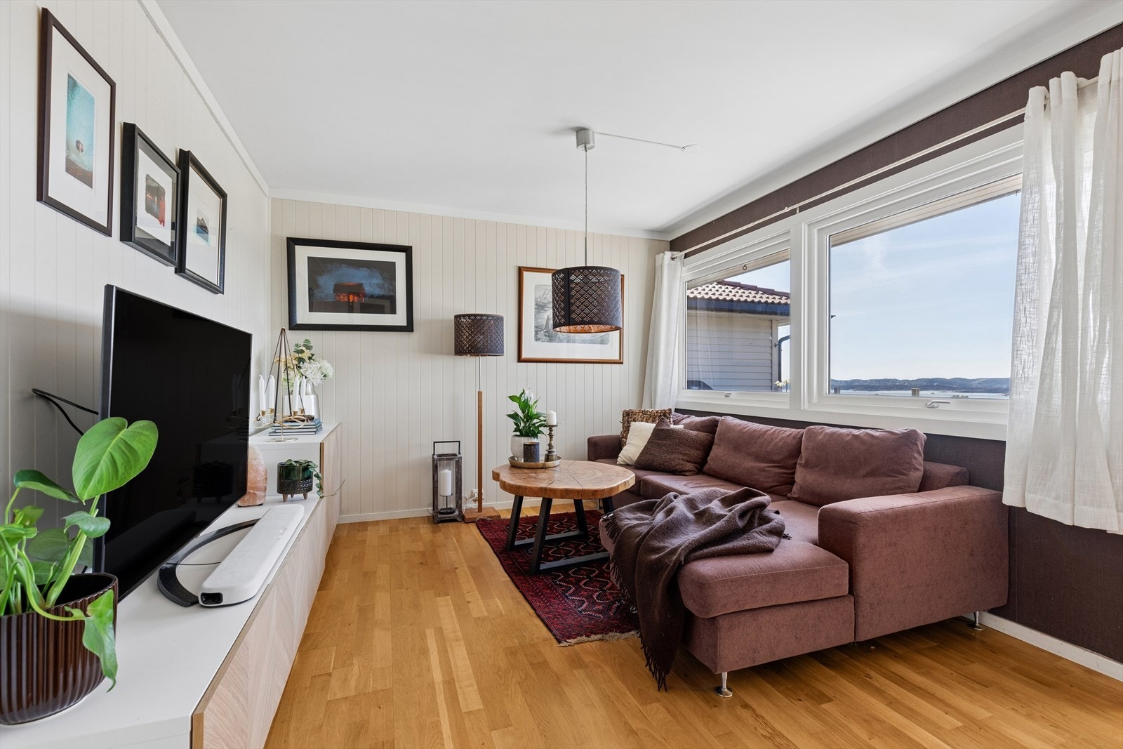 Stuen er romslig med flere soner, som gir fleksibilitet for både sofagruppe og TV-krok. Galleribilde