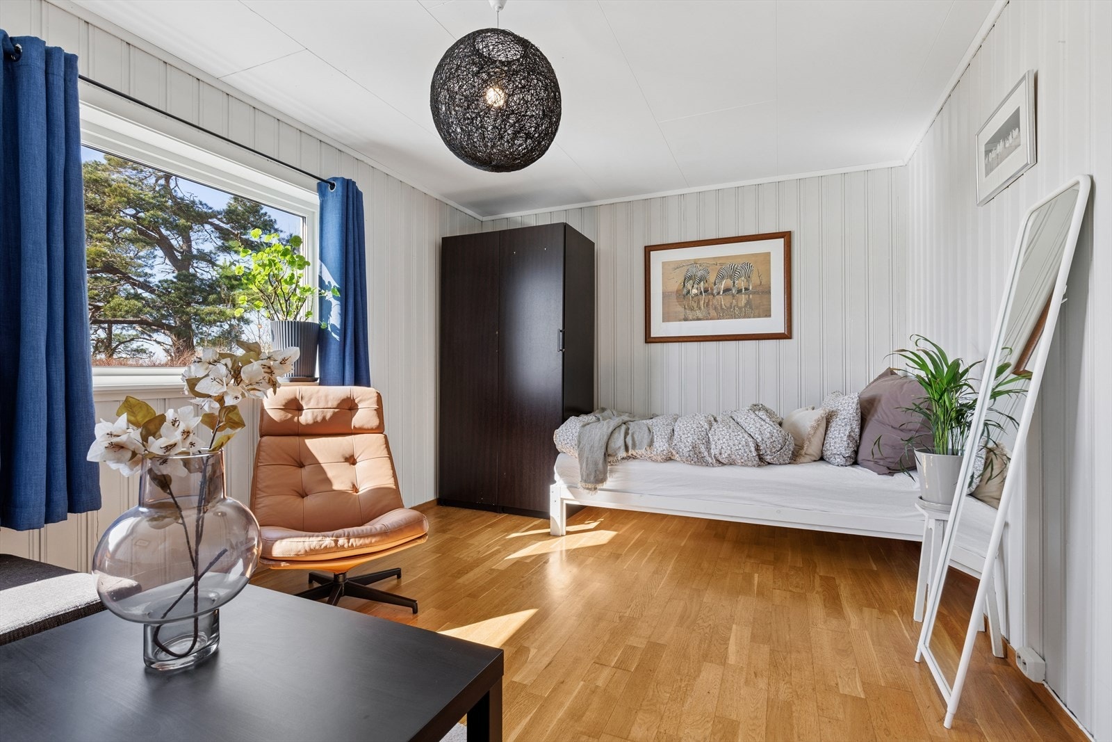 Romslig soverom med plass til både seng og en liten sittegruppe eller arbeidsplass. Galleribilde