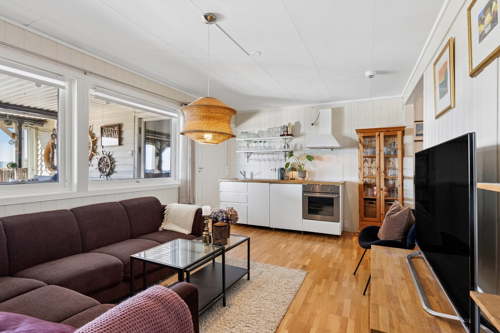 I underetasjen er det innredet med stue og et kjøkken fra Ikea, montert i 2016. Galleribilde