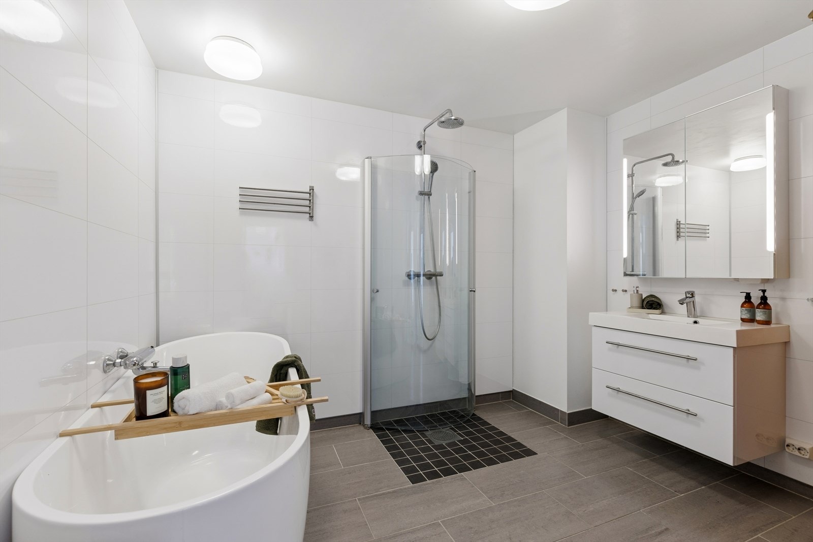 Badet i underetasjen ble bygget i 2016. Det er utstyrt med badekar, dusjnisje, vegghengt toalett og varmekabler i gulvet. Galleribilde