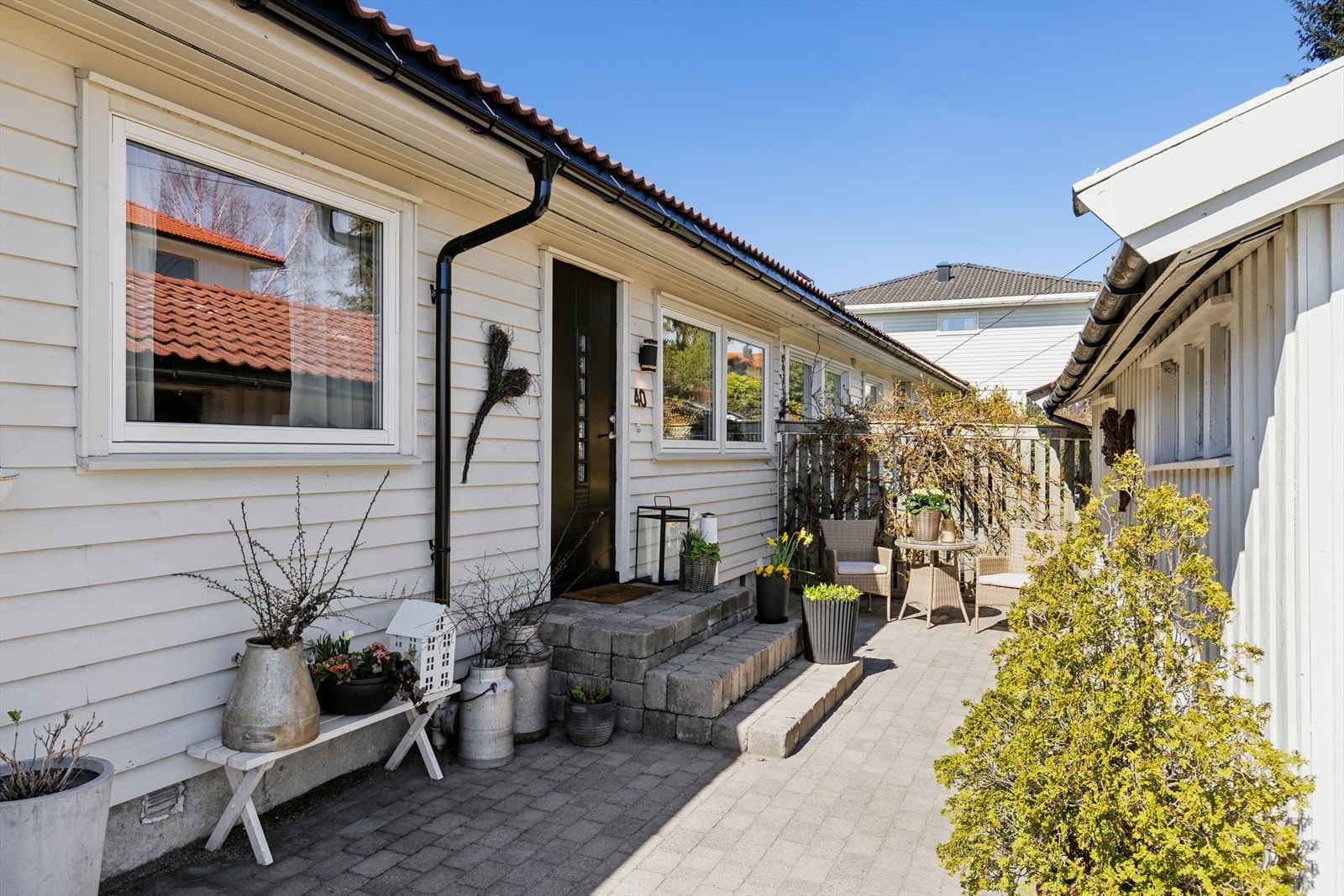 Inngangspartiet har en ytterdør fra 2015 og en lun, skjermet uteplass ved ankomsten. Galleribilde