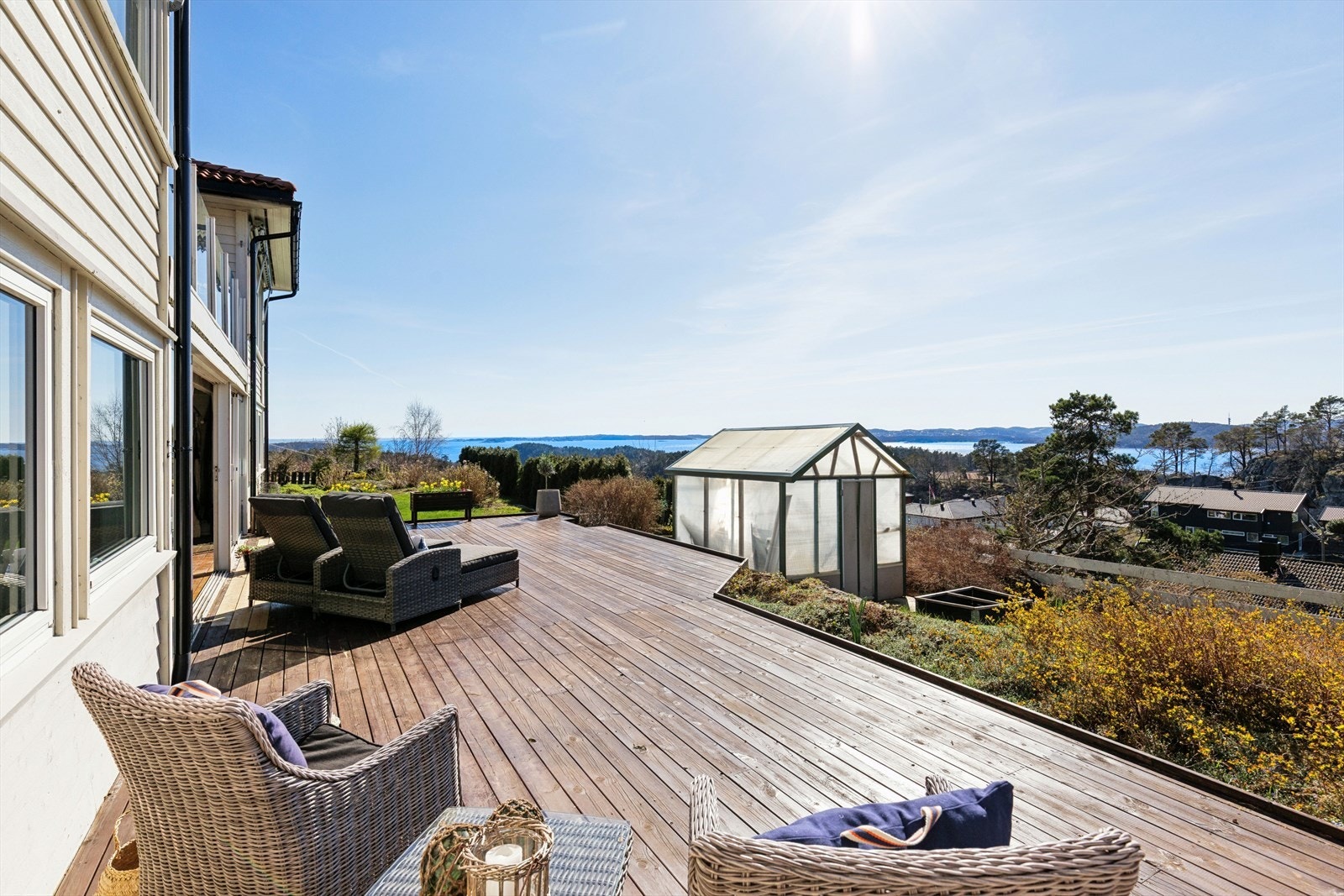 Fra underetasjen er det utgang til en svært romslig terrasse på 50 m². Galleribilde
