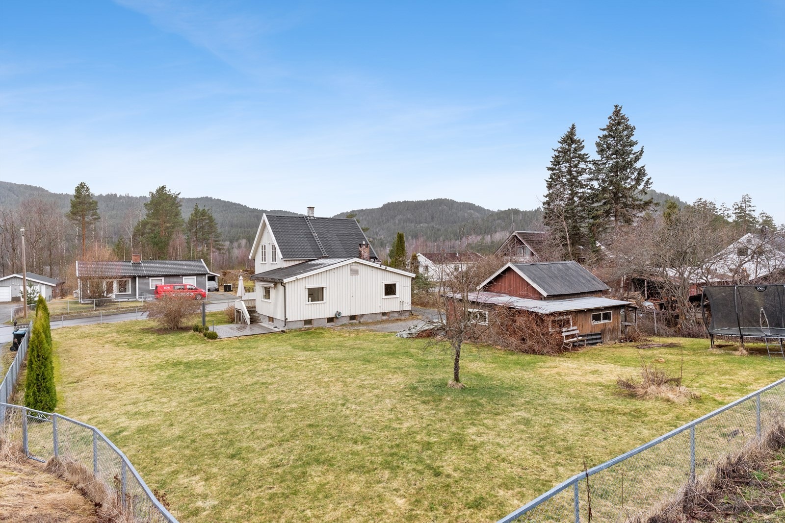 Boligen ligger i et etablert boligområde nord for Notodden sentrum. Galleribilde