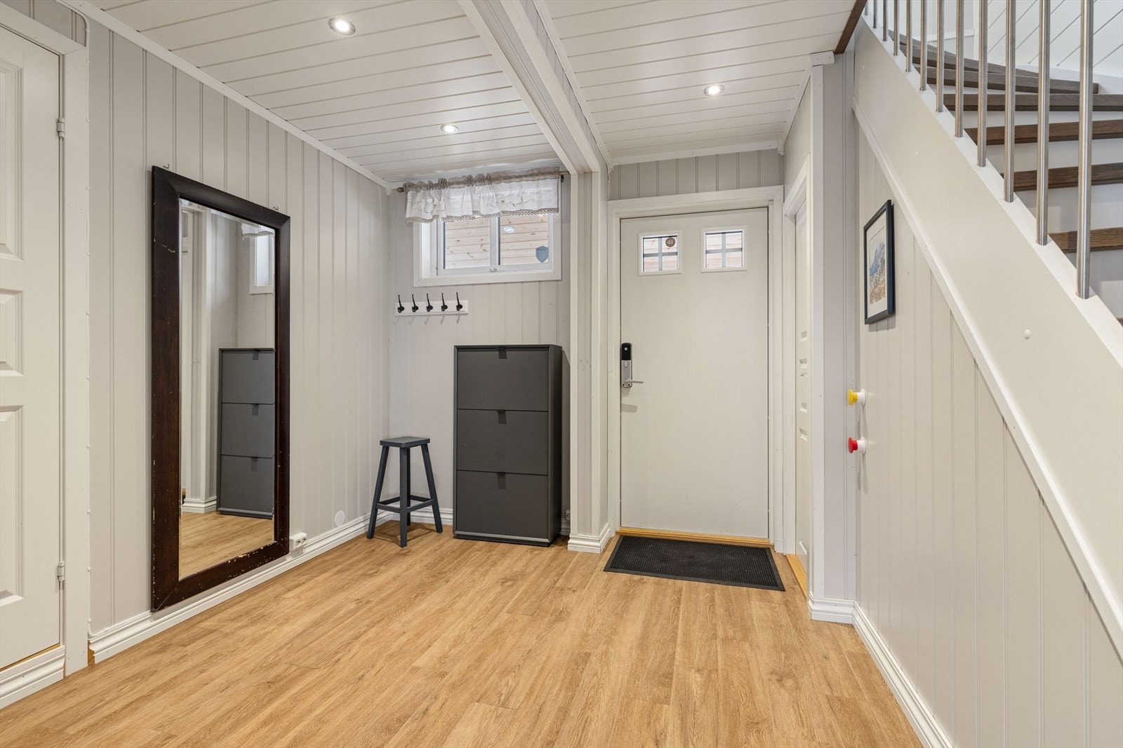 God plass for å legge fra seg sko og yttertøy. Galleribilde