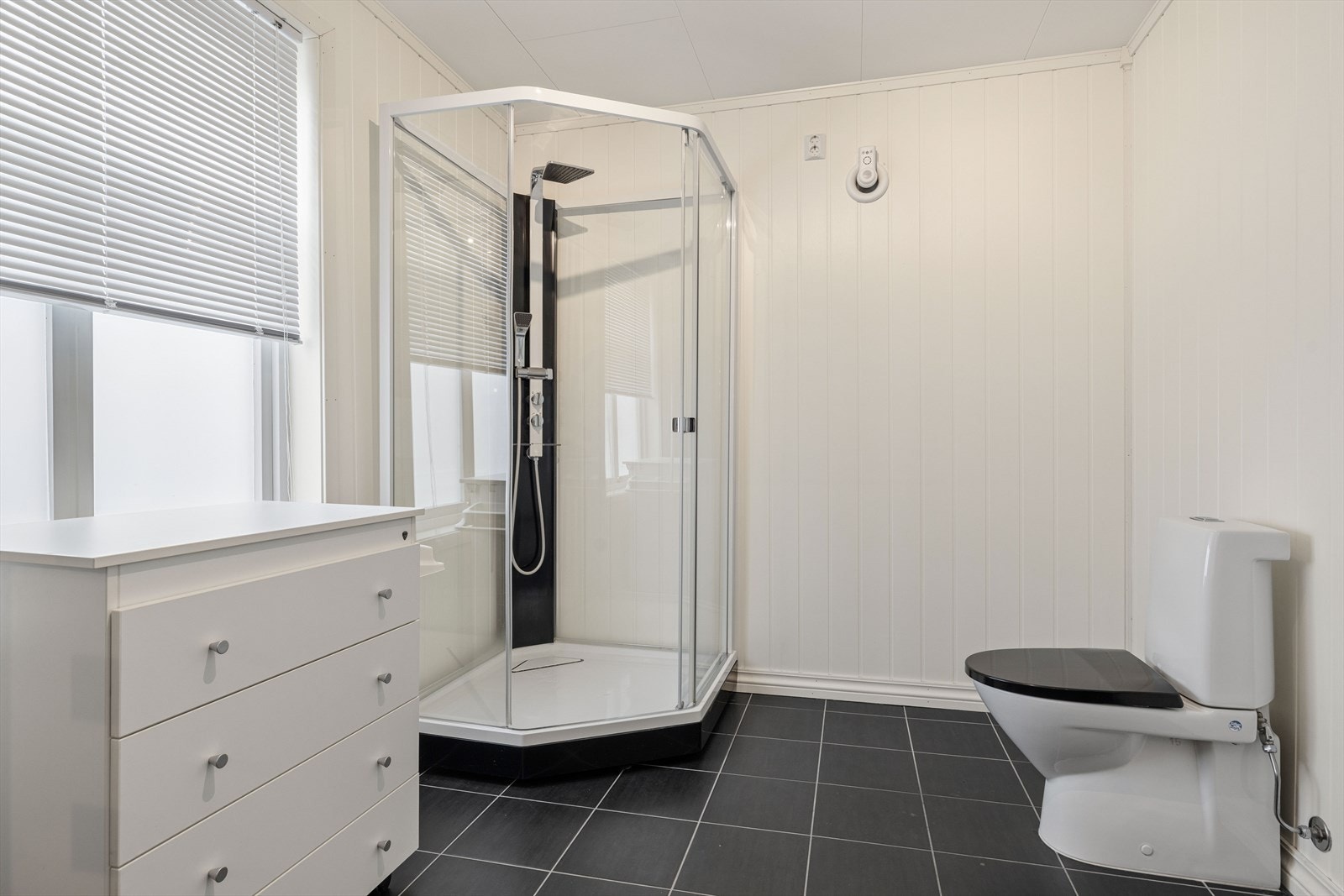 Badet er utstyrt med toalett servant og dusjkabinett. Galleribilde