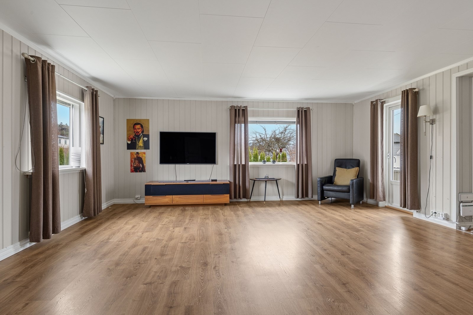 Stue med utgang til sørvendt veranda. Galleribilde