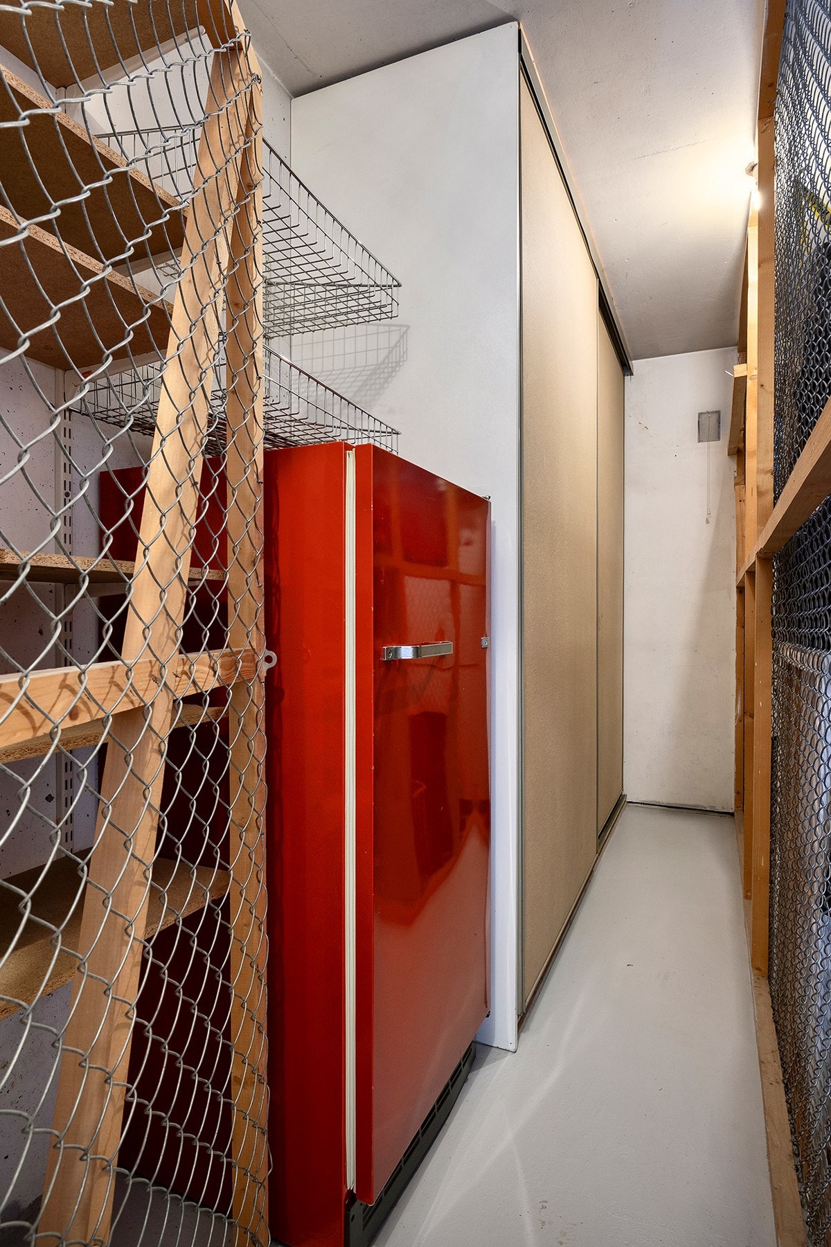 2 Kjeller- og 1 loftsbod. Kjøleskap i loftsbod medfølger Galleribilde