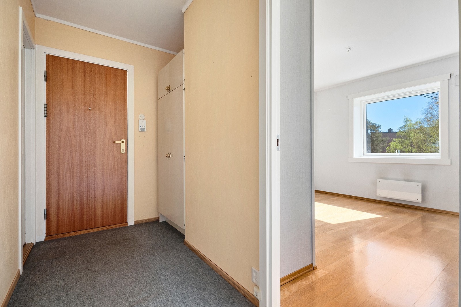 Entrè/Hall med porttelefon og plass for sko og yttertøy Galleribilde