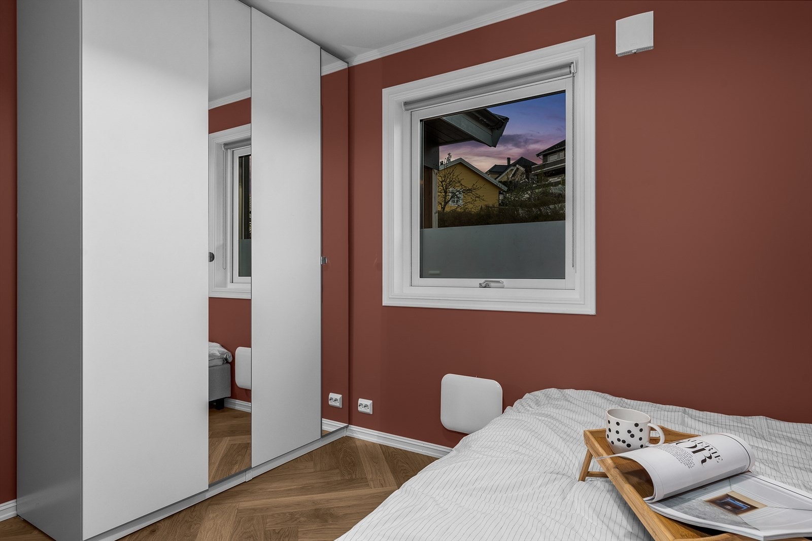 Rommet har god plass til både seng og garderobeløsning. Galleribilde