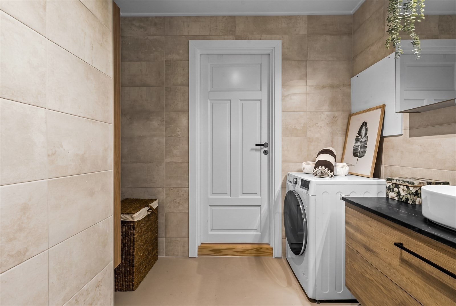 Badet er oppgradert av fagfolk, og dokumentasjon foreligger. Det er opplegg til vaskemaskin som er skjult i vegg. Galleribilde