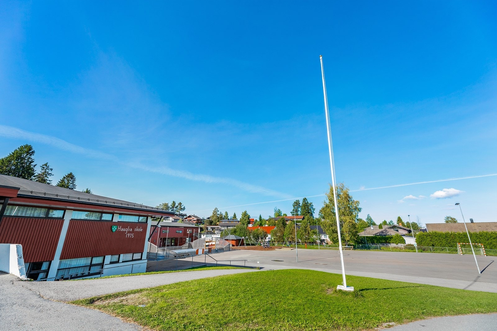 Flateby er trygt og barnevennlig, og fra Fiolveien 8B ligger flere skoler og barnehager i nærheten. Galleribilde