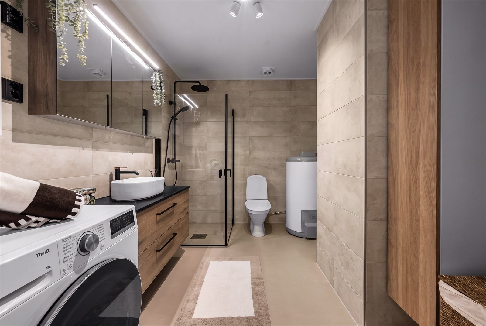 Badet ble totalrenovert i 2026. Gammel betong ble fjernet og det er helt ny membran (smøremembran), varmekabler, termostat og innredning. Galleribilde