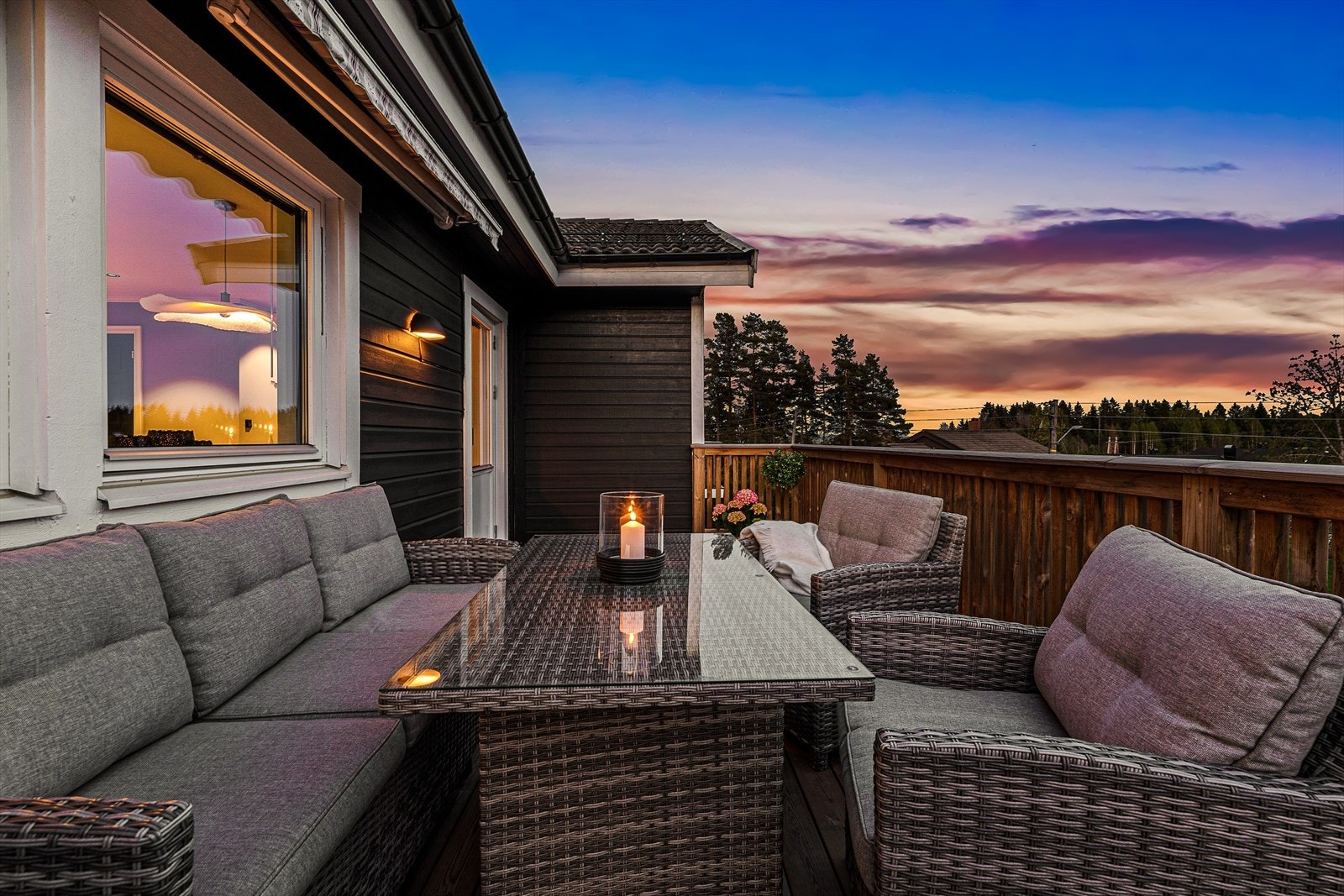 Den sydvestvendte verandaen er på 16 kvm. Det er lagt nytt rekkverk og terrassebord i senere tid. Det er utebelysning og markise for enkel solskjerming. Galleribilde
