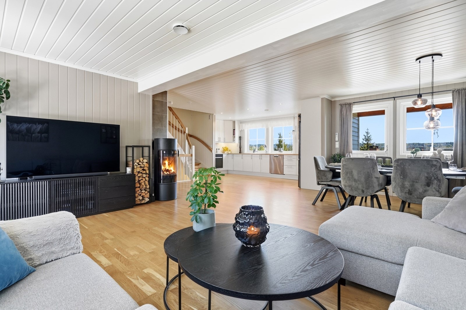 Lyst og trivelig, med masse naturlig lysinnslipp fra store, gode vindusflater. Fyr i peisen mens du ser en bedre film fra sofaen. Galleribilde