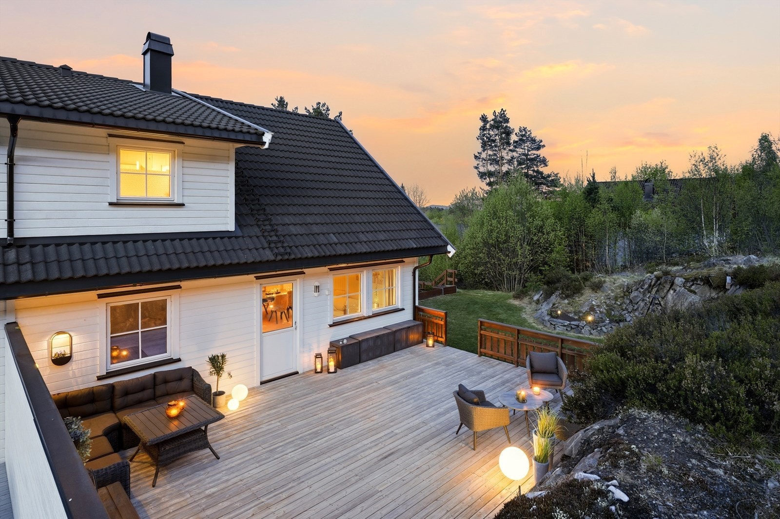 Terrassen er på hele 52 m², og fremstår skjermet og privat, uten innsyn fra naboer. Her har man boltreplass for store og små, tobeinte og firebeinte. Galleribilde