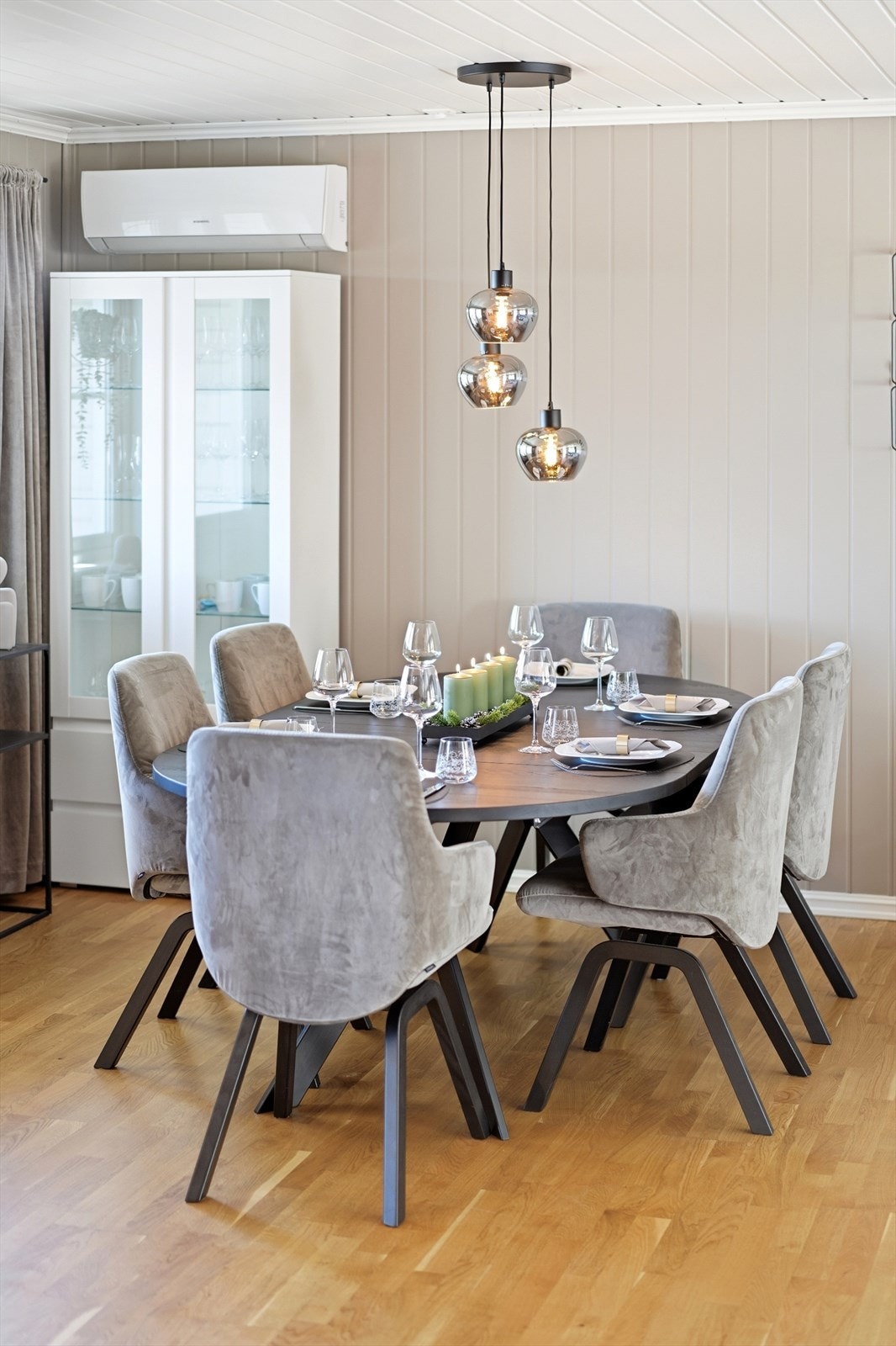 Lyst og trivelig med god plass til langbord med sitteplasser. Galleribilde