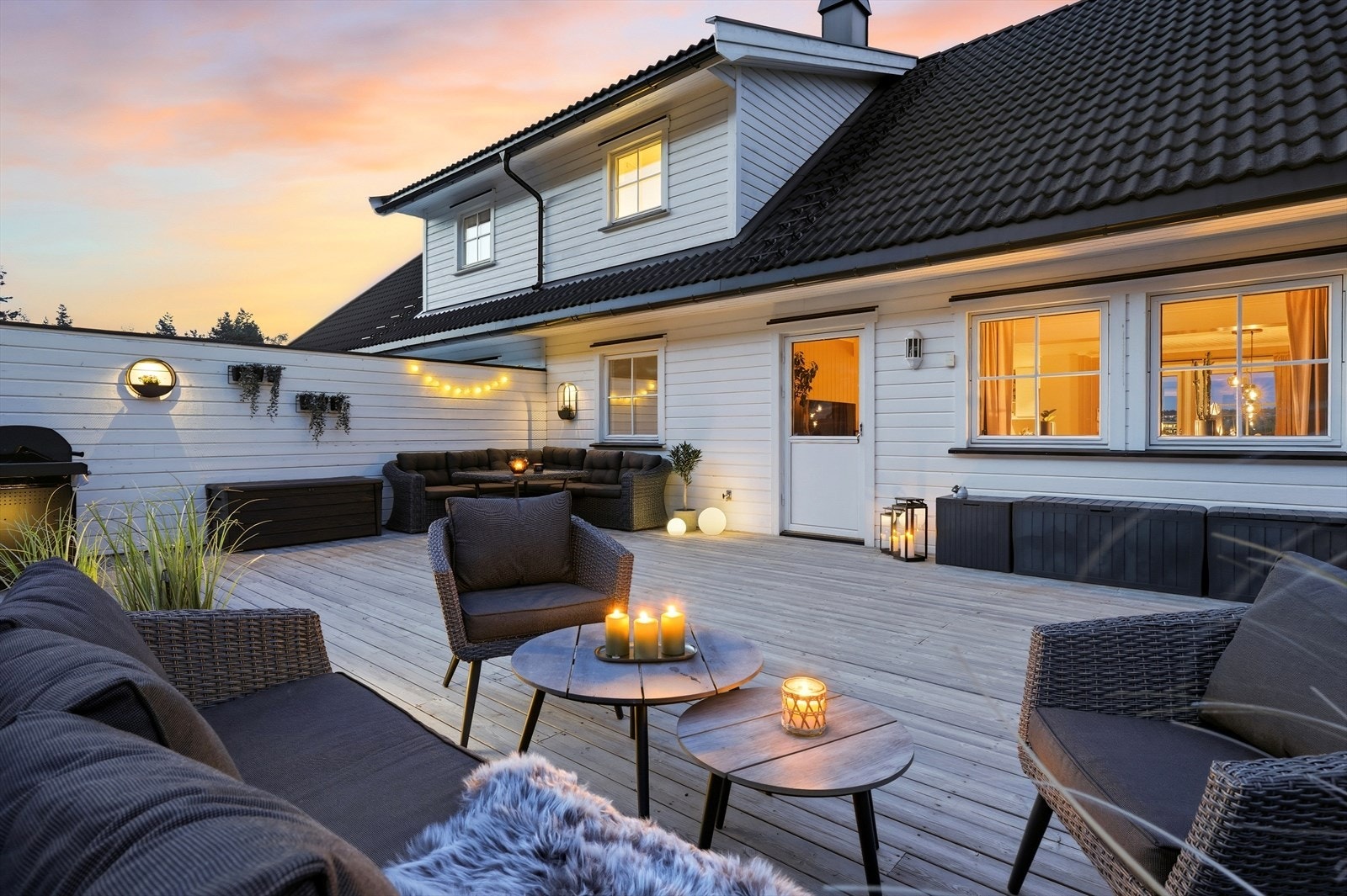 Boligen er utstyrt med flere intime og hyggelige uteplasser. Terrassen ut fra stuen gir rikelig med plass for både spisebord og loungegruppe, og har videre direkte adkomst ut i hage. Galleribilde