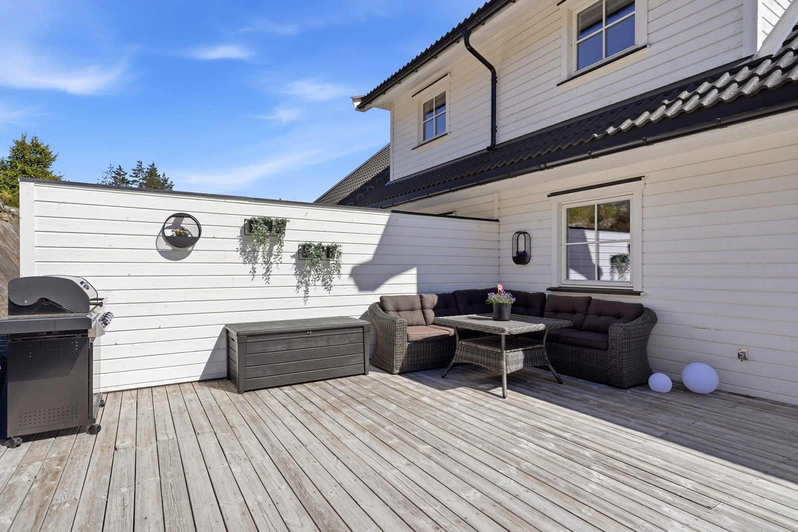 Det er også laget en solid og tydelig skillevegg mot naboen, slik at hver bolig naturlig disponerer sin ''halvpart'' av tomta og uteplassen. Galleribilde