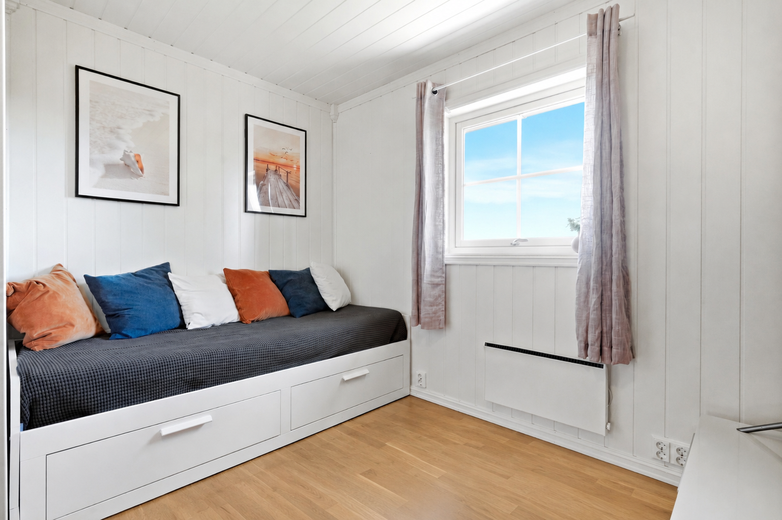 Soverom 3 av 4. Lyst og trivelig soverom med plass til seng og oppbevaring. Galleribilde