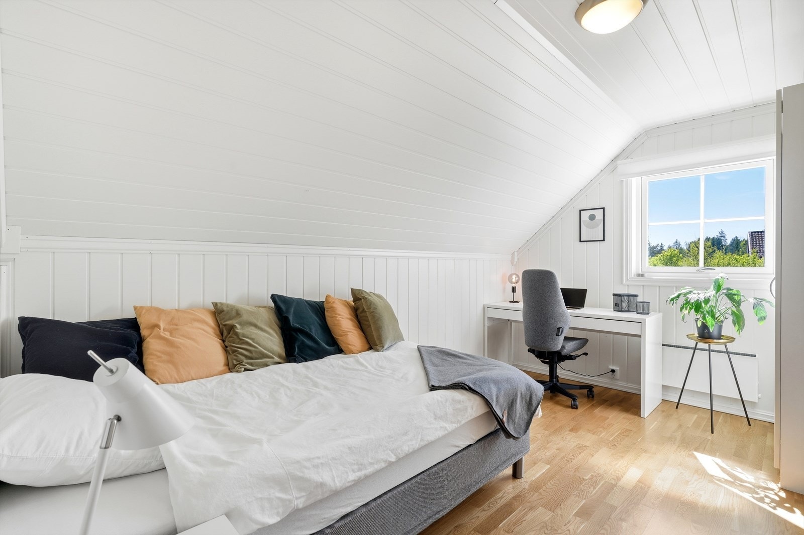 Soverom 2 av 4. I dag innredet som et kombinert soverom og kontor, med plass til både arbeidsplass, garderobe og sengeløsning. Galleribilde