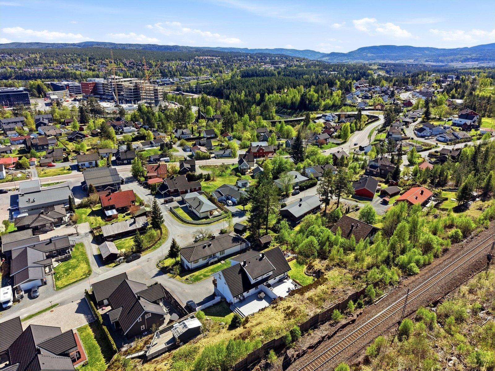 Kort vei til bussholdeplassen Svartåsveien, kun 4 minutters gange unna. Det er også gangavstand over mot Teknologi/Næringsparken. Galleribilde