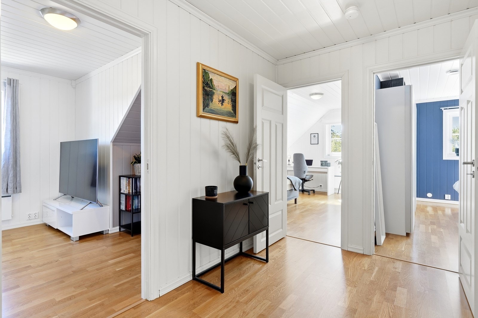 Videre kommer man opp i loftsetasjen. Gangen i andre etasje binder sammen soverommene og badet, og har parkett på gulvet. Galleribilde
