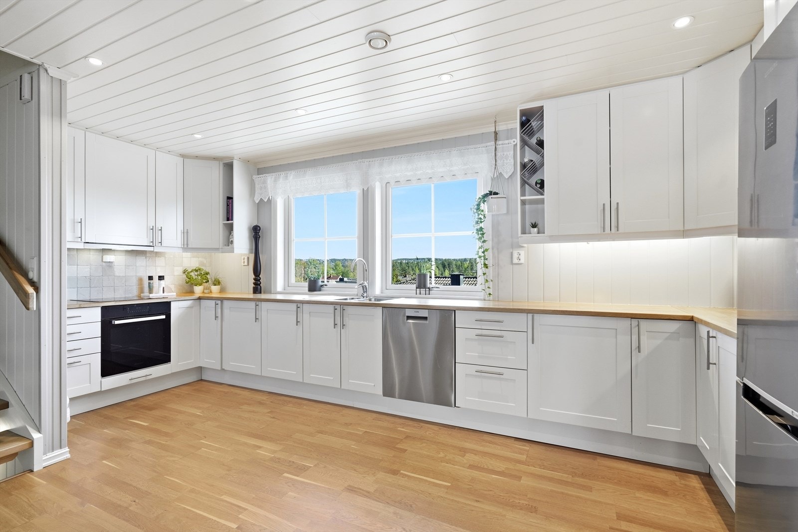 Eiendommen er utstyrt med et klassisk hvitt kjøkken, med integrert komfyr og platetopp, ventilator, oppvaskmaskin, samt plass for kombiskap i nisje til høyre. Galleribilde