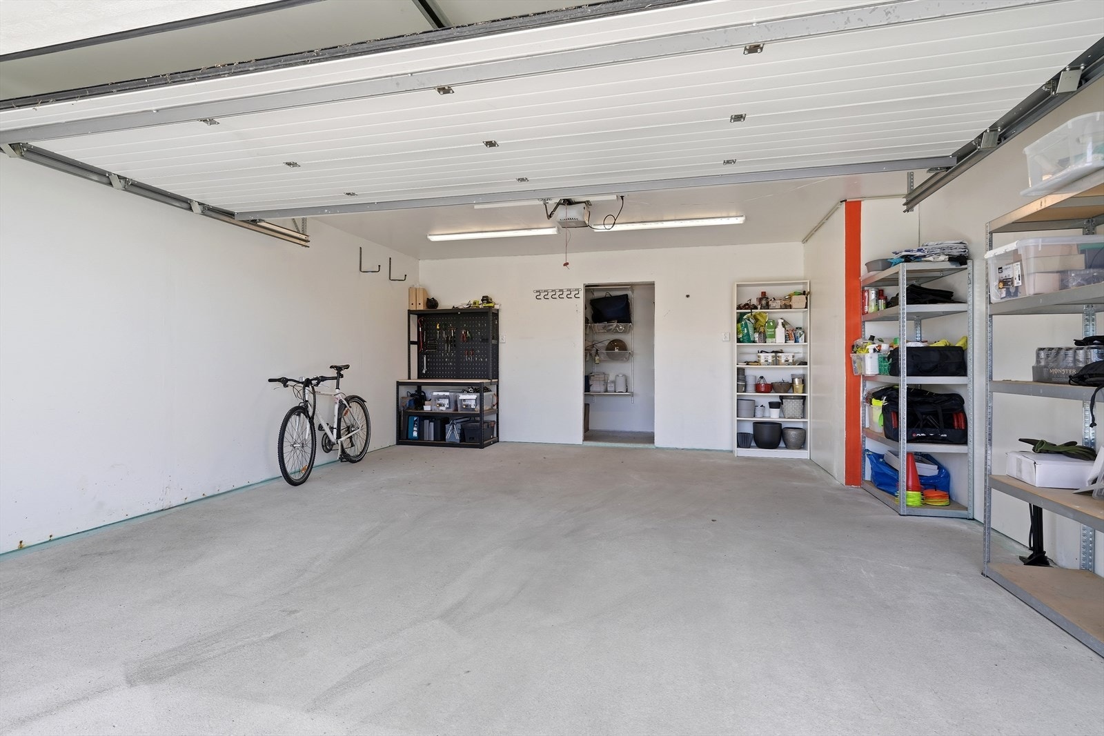 Boligen har også en integrert dobbeltgarasje, med masse god lagringsplass. I bakkant av garasjen er det også en praktisk sportsbod på 8 m². Garasjen er dobbel og rommer plass til 2 biler om ønskelig. Galleribilde