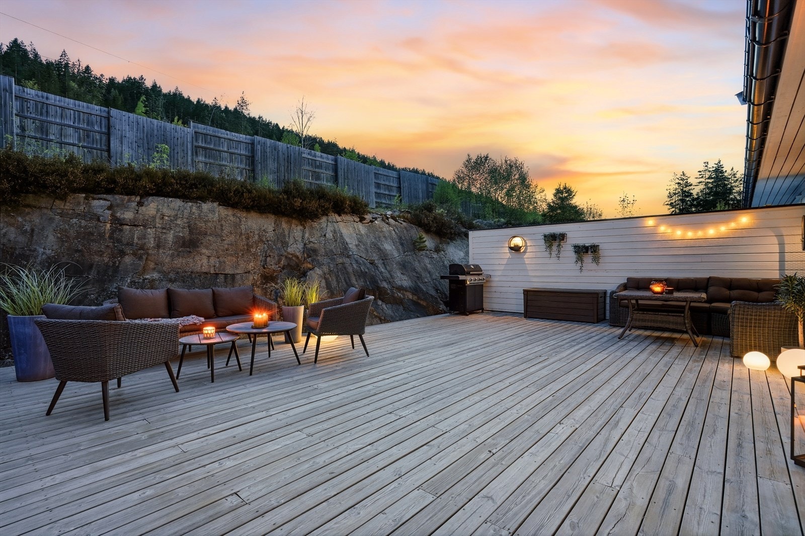 Uteplassen er romslig og gir mange muligheter for ulik møblering. Her kan man også ha solseil, pergola eller annet møblement, alt etter smak og behov. Galleribilde