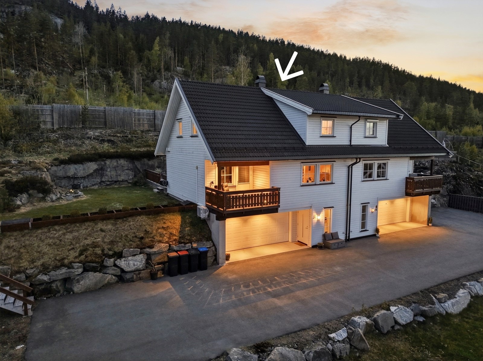 Eiendommen er en 1/2-part av en vertikaldelt 2-mannsbolig, som ligger flott til i skrånende terreng. Her har man en luftig og lys beliggenhet, med fritt utsyn. Galleribilde