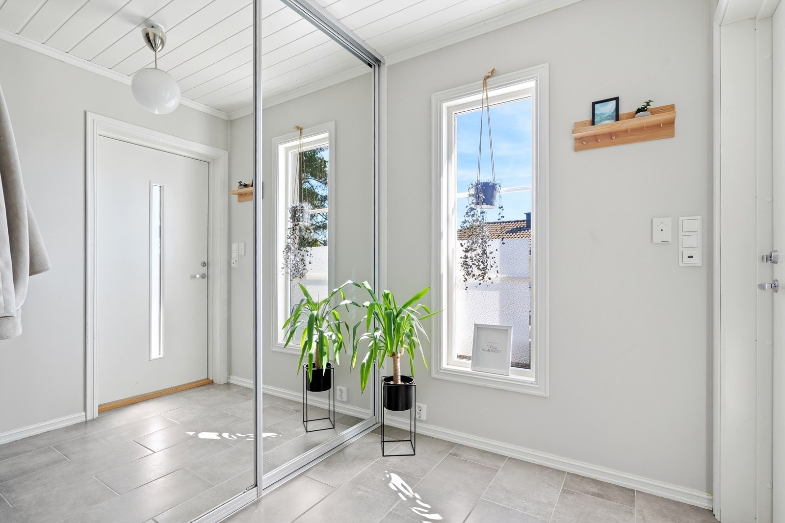 Velkommen inn i en lys entré med flislagt gulv og god oppbevaringsplass i skyvedørsgarderobe. Galleribilde