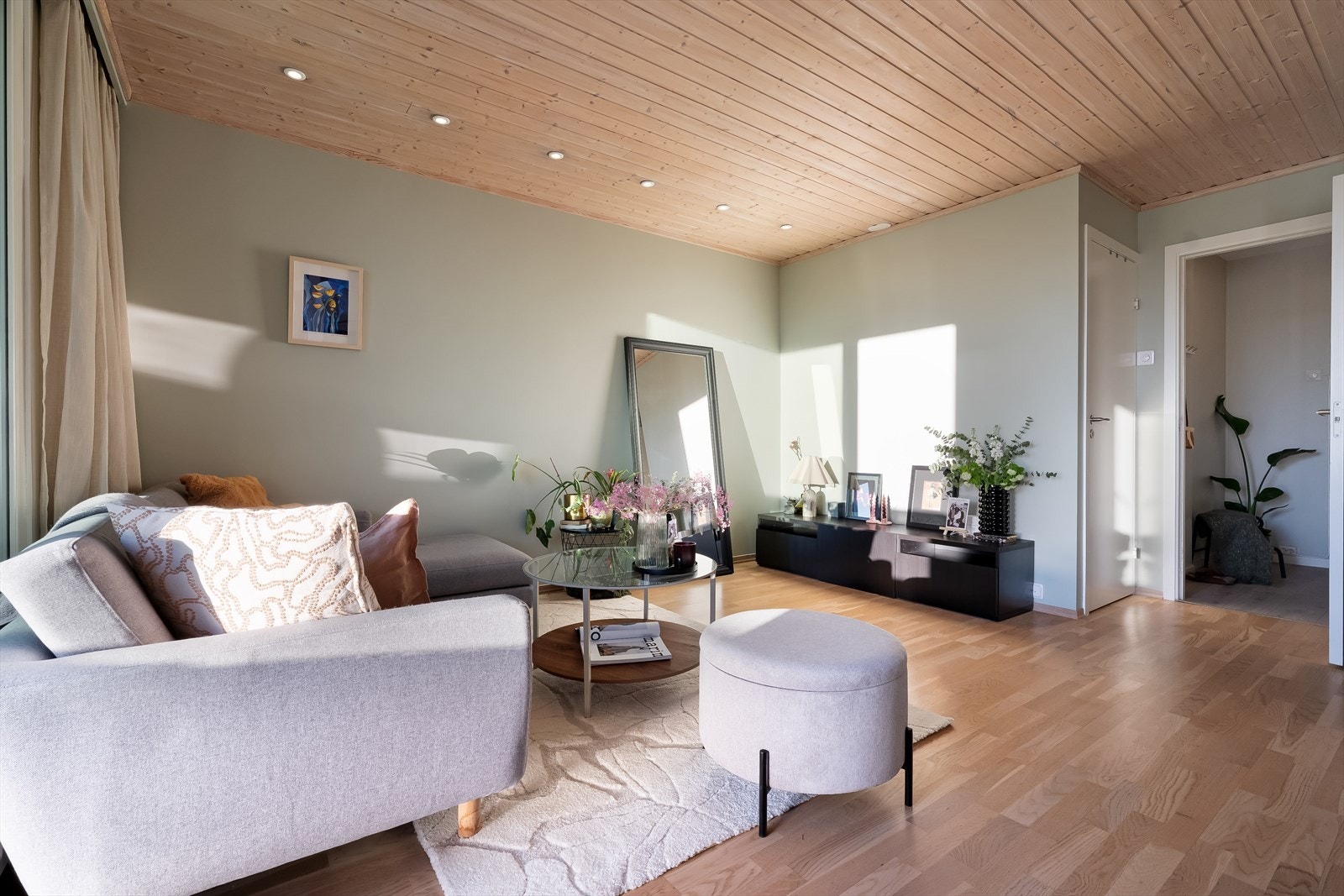Panelhimling med innfelte downlights sørger for en lun og jevn belysning som skaper en hyggelig atmosfære. Galleribilde