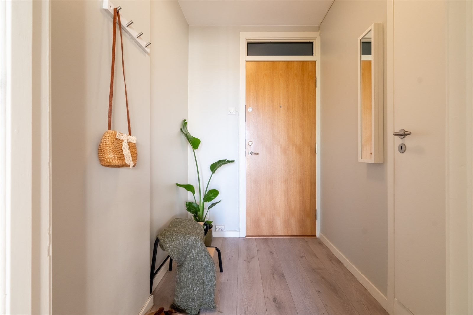 Innbydende entré med laminatgulv og god plass til å henge fra seg yttertøy og sette fra seg sko. Galleribilde