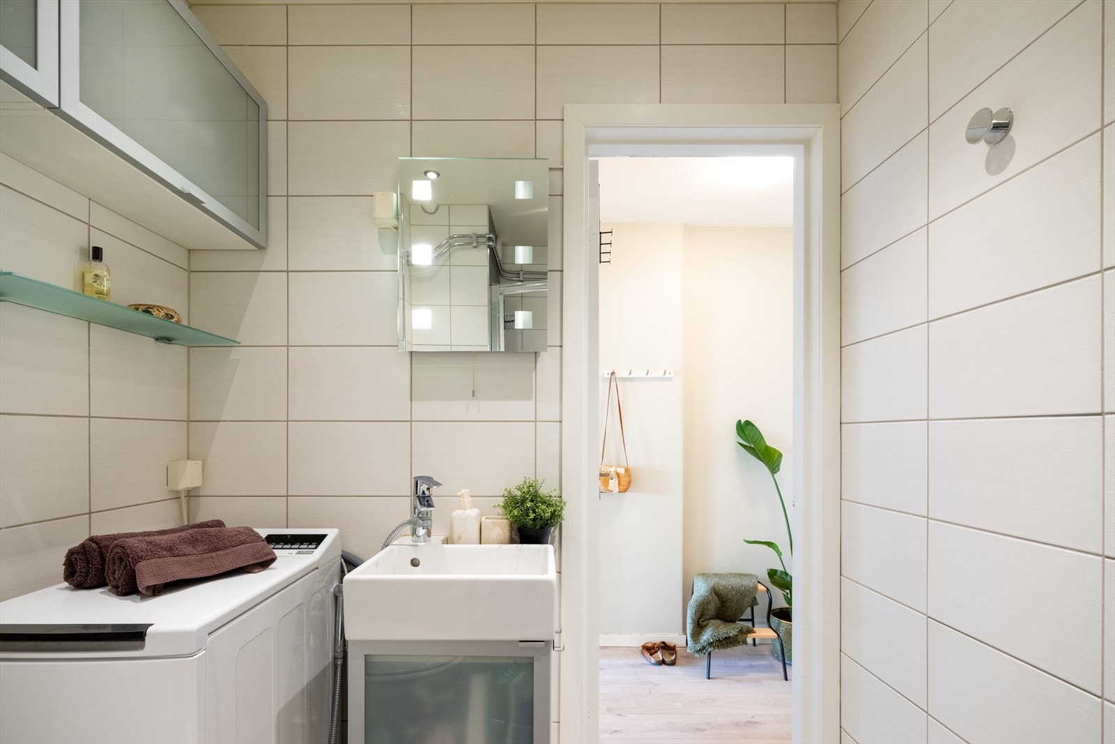 Badet har opplegg for vaskemaskin. Vaskemaskinen medfølger handelen. Galleribilde