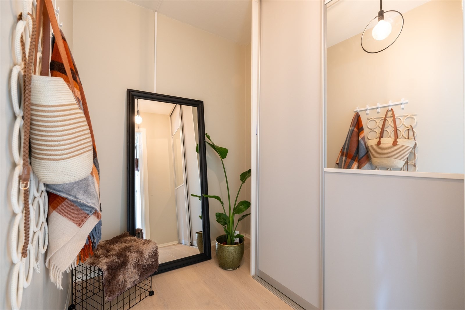 Den innvendige boden er innredet med en romslig skyvedørsgarderobe. Galleribilde
