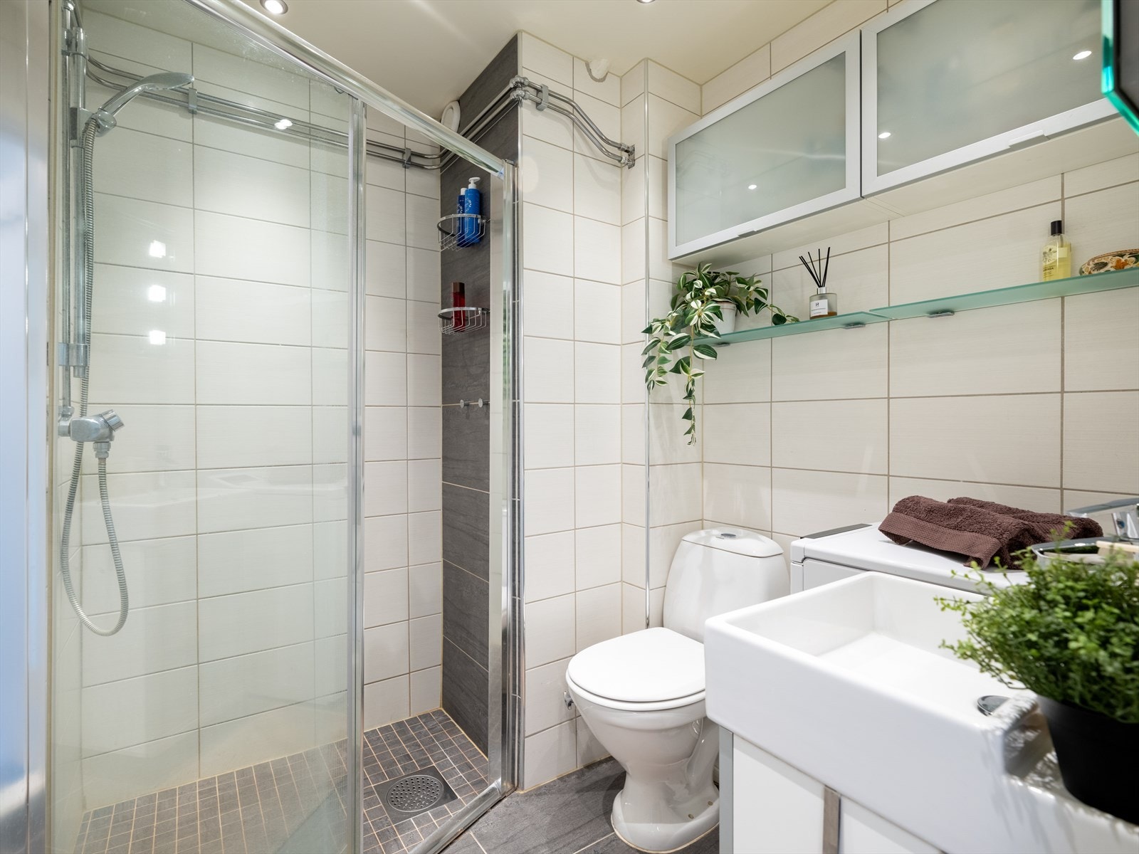 Flislagt bad fra 2014 med termostatstyrte varmekabler i gulvet og innfelte downlights i himlingen. Galleribilde