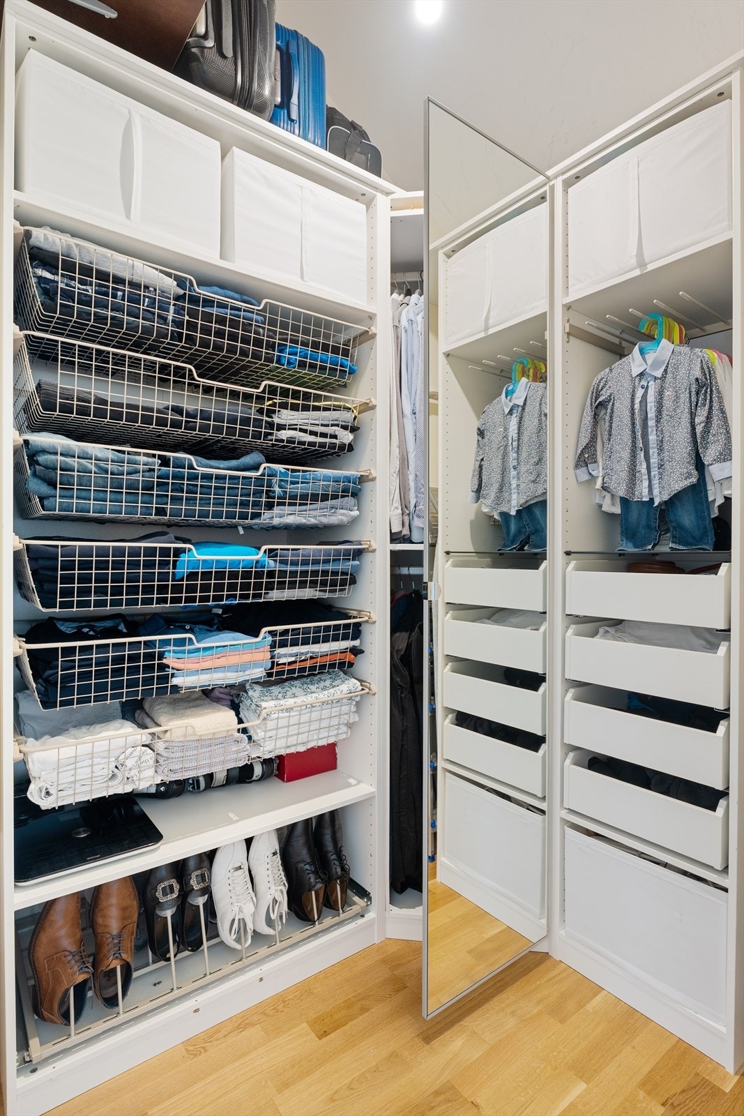 Romslig bod/garderobe med praktisk innredning fra 2012/2013 Galleribilde