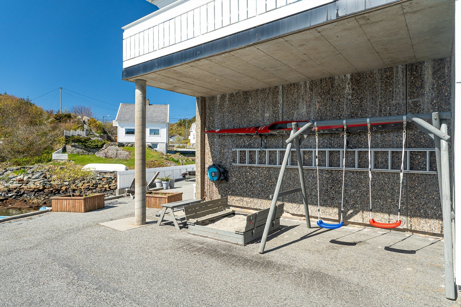 Sandkasse og huskestativ for barn kan bli fjernet på sikt, da de står på areal som tilhører næringsseksjonen med eksklusiv bruksrett Galleribilde