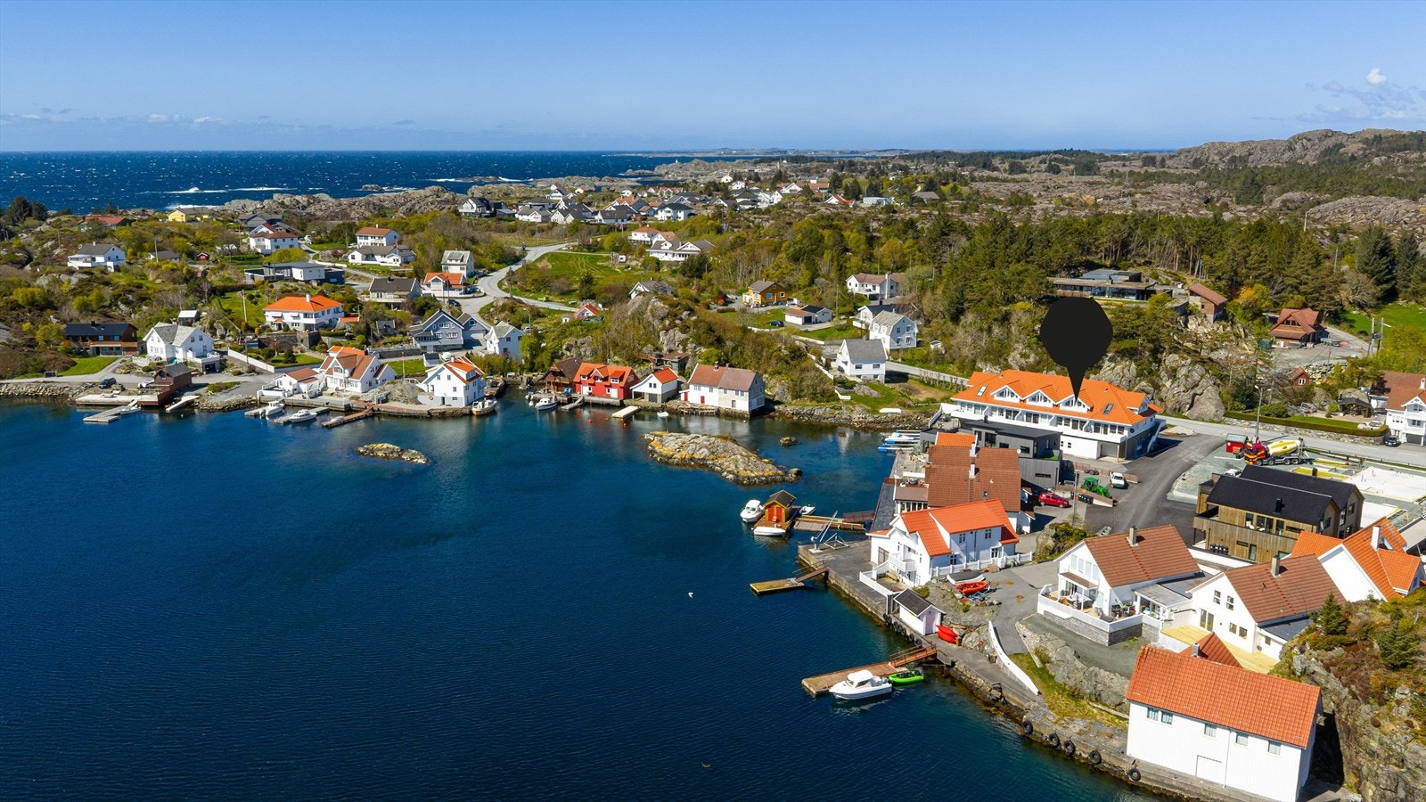 Leiligheten er beliggende i rolige og flotte omgivelser like ved sjøen i Kvalavåg Galleribilde