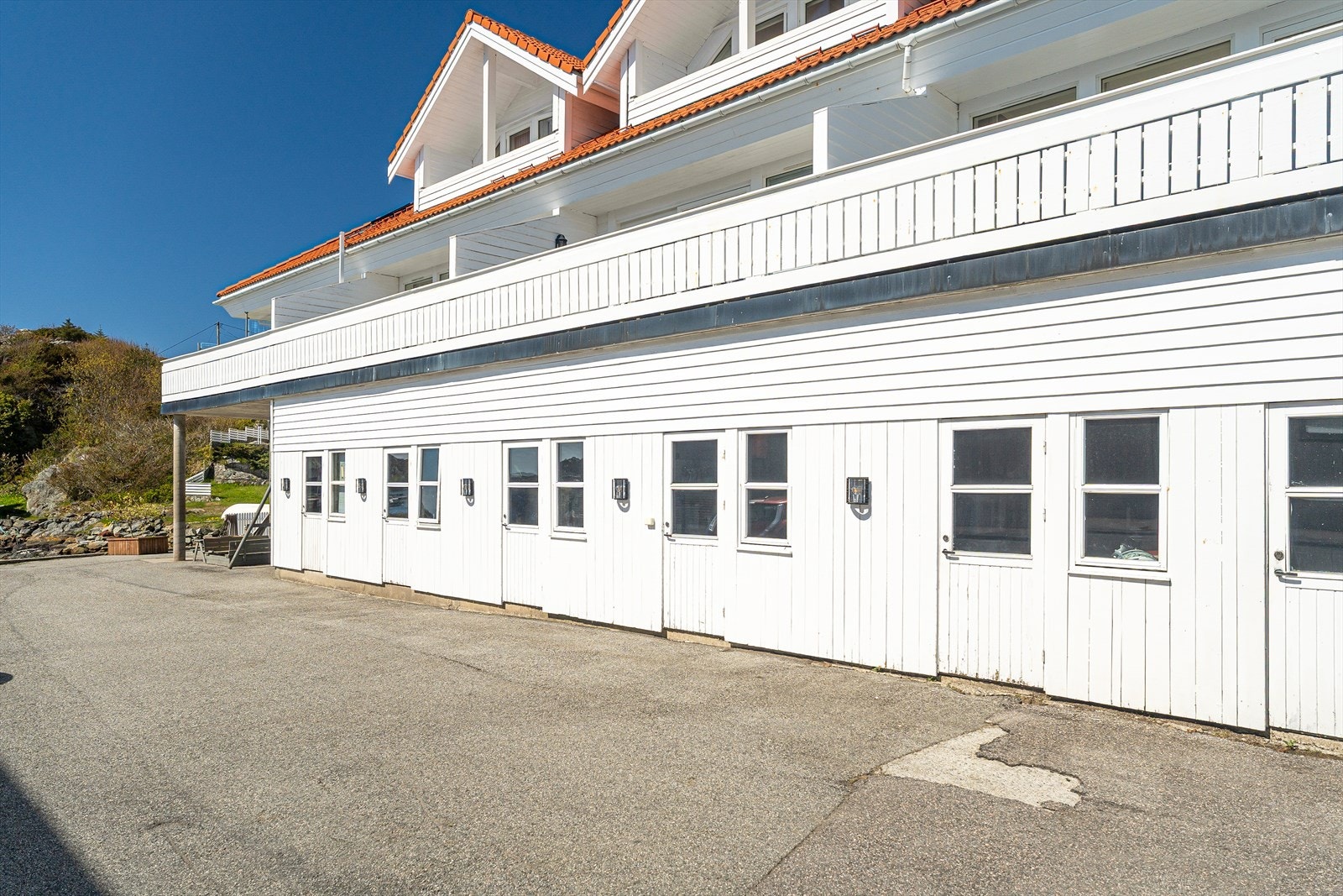 Leiligheten har eksklusiv bruksrett til utvendig sportsbod på gateplan med mye lagringsplass - det er montert utvendig stikkontakt og utelampe på sportsboden i hhv. 2018 og 2022 Galleribilde