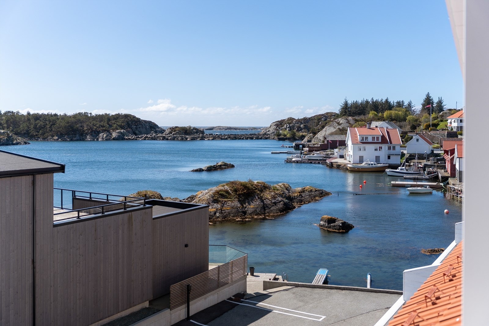 Fra terrassen kan du nyte nydelig utsikt mot sjøen Galleribilde