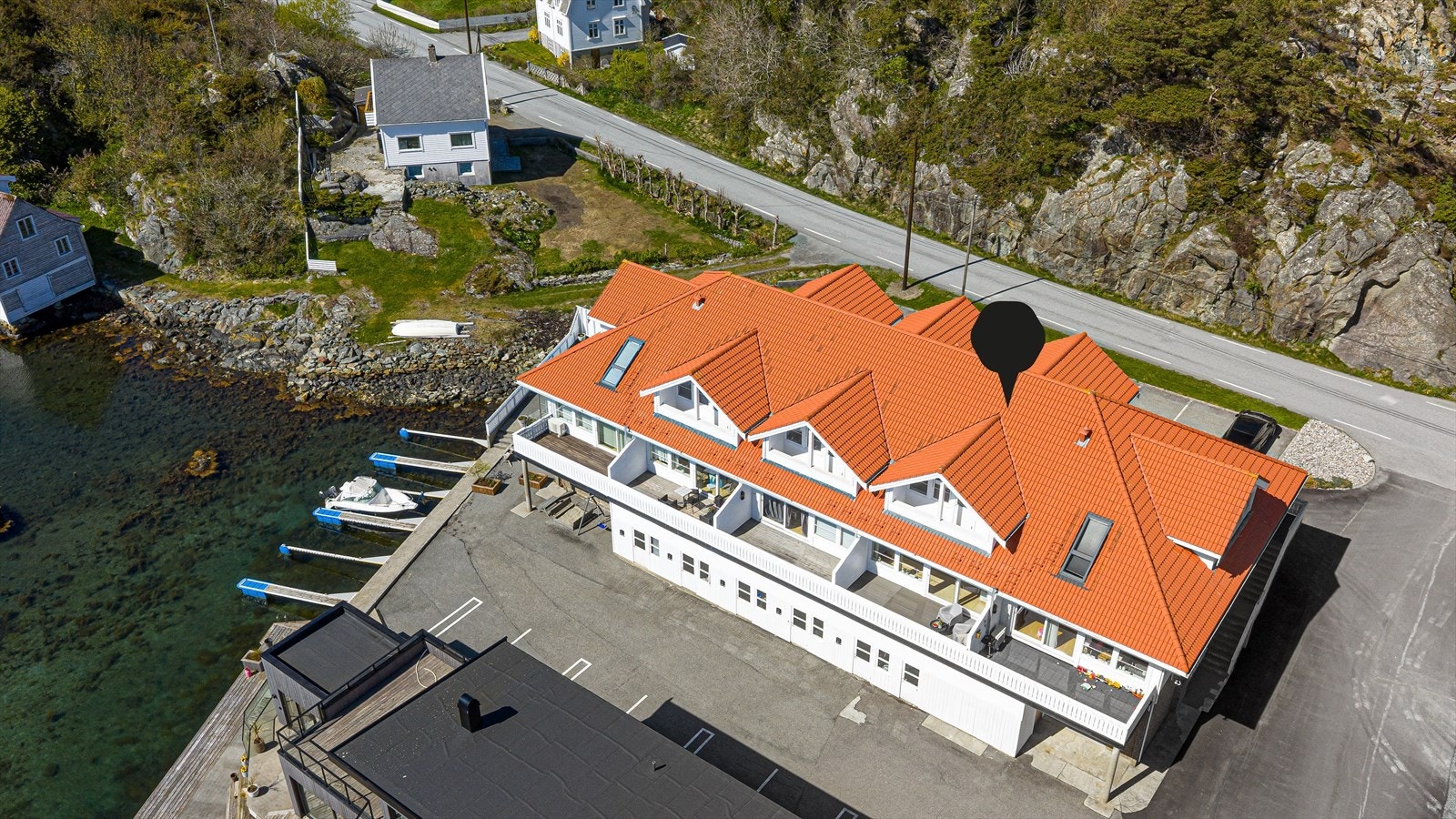 Leiligheten har sørvendte terrasser med nydelig sjøutsikt Galleribilde