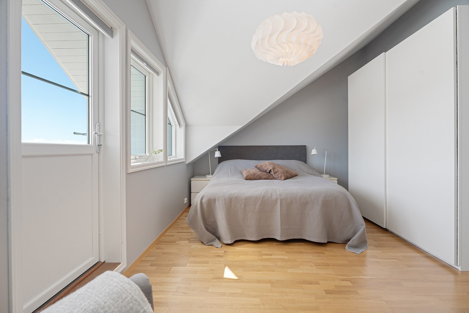 Hovedsoverommet har stor skyvedørsgarderobe fra 2012/2013 med mye oppbevaringsplass Galleribilde