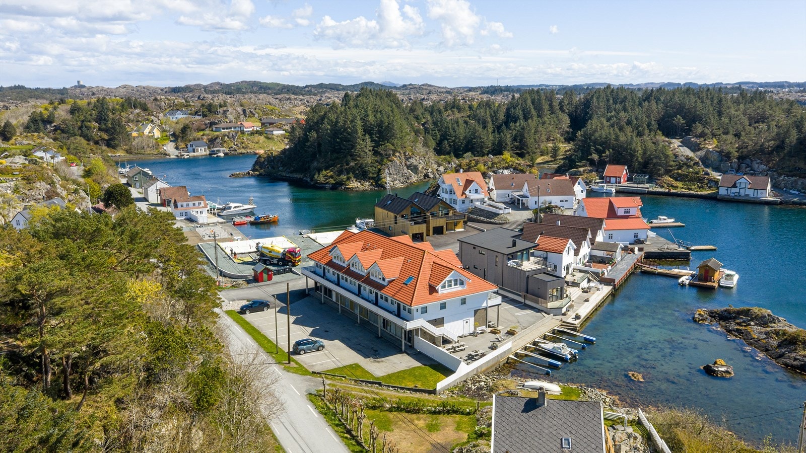 Leiligheten har eksklusiv bruksrett til to faste parkeringsplasser samt en båtplass på felles utriggere (det er utført mudring av båthavnen i 2018 for å sikre tilstrekkelig dybde) Galleribilde