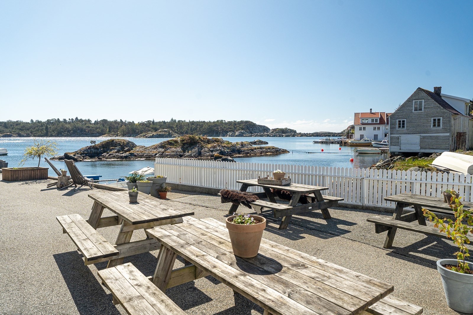 Sameiet disponerer en felles eiet tomt med hyggelige uteområder - i henhold til sameiets vedtekter har seksjonene 2-6 eksklusiv bruksrett til utearealet mot sør/sørvest Galleribilde