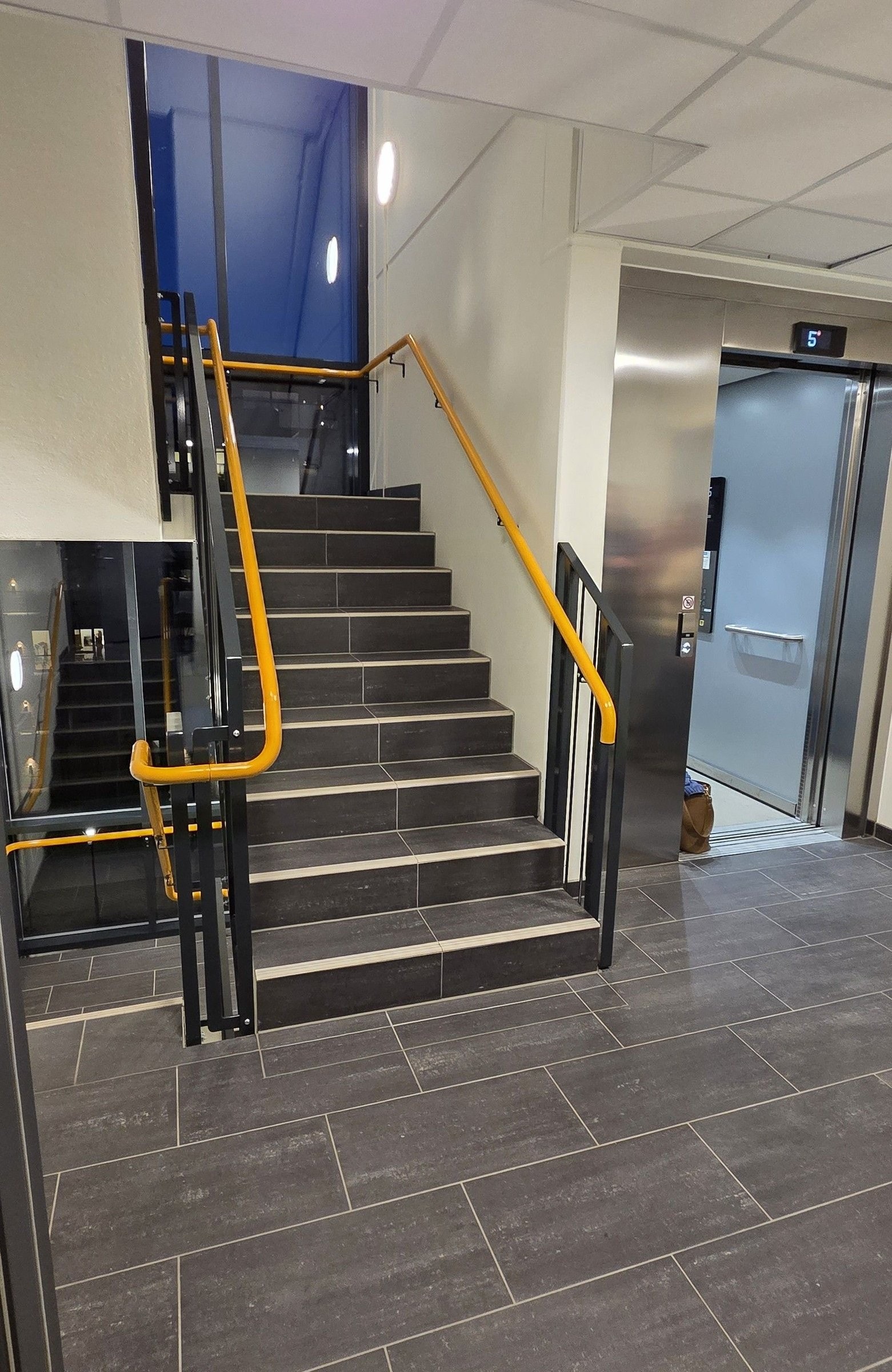 Innbydende og moderne fellesarealer med heis og enkel adkomst gir en komfortabel boligopplevelse fra første stund. Galleribilde